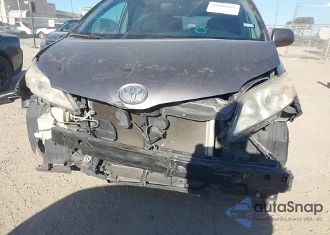 2015 Toyota Sienna Le 8 Passenger z USA, uszkodzony, nr VIN 5TDKK3DC0FS586262